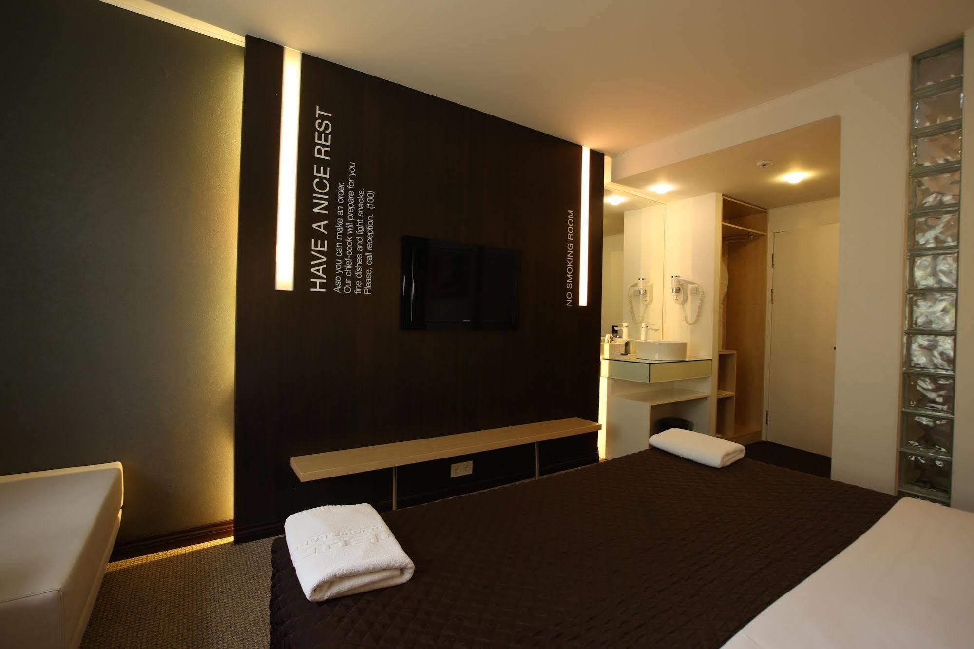 Futuro Hotel Bishkek Bagian luar foto